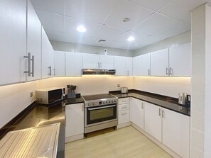 Kylskåp, mikrovågsugn, ugn och spishäll