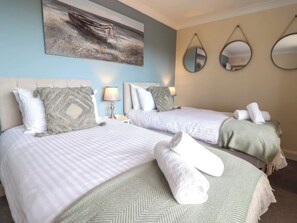 2 kamar tidur dan didekorasi berbeda-beda