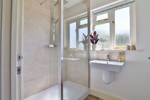 Shower, hair dryer - Seascape Cottage (Seaton)
