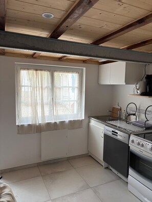 Fridge, microwave, oven, stovetop - La voile blanche, a stopover with your feet in the water (Barbâtre)