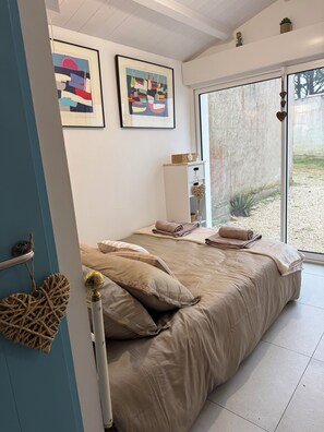 2 bedrooms, travel cot, WiFi, bed sheets