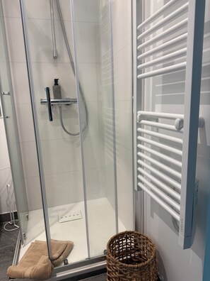 Dusj, hårføner, håndklær og såpe