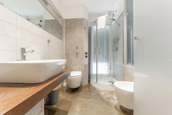 Shower, hair dryer, bidet, towels - 7 Cerva Street (Milano)