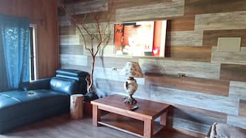 Room, 1 Queen Bed | Living area