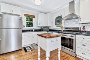 Signature cottage, 3 slaapkamers, uitzicht op bergen | Privékeuken | Een koelkast, een microgolfoven, een oven, een kookplaat