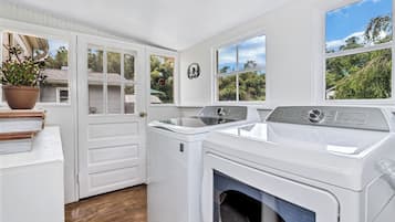 Signature Cottage, 3 Bedrooms, Mountain View | Laundry