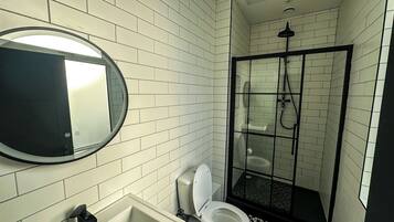 Secador de pelo y toallas