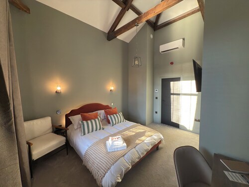 Akroyd House - The Wainhouse Room, A brand new stunning guest house, town centre location with parki