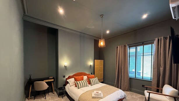 A modern bedroom with a large bed, a desk, a chair, and a wardrobe. - Akroyd House - The Dean Clough Room, A brand new stunning guest house, town centre location with par (Halifax)
