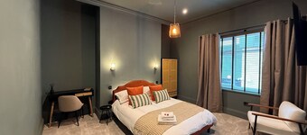 Akroyd House - The Dean Clough Room, A brand new stunning guest house, town centre location with par