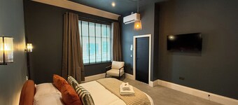 Akroyd House - The Piece Hall Room, A brand new stunning guest house, town centre location with park
