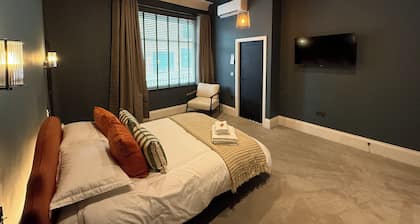 Akroyd House - The Piece Hall Room, A brand new stunning guest house, town centre location with park