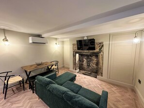 TV - Akroyd House - The Piece Hall Room, A brand new stunning guest house, town centre location with park (Halifax)