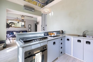Coffee/tea maker, fridge, microwave, oven