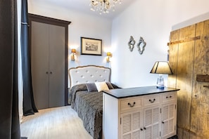 2 bedrooms, iron/ironing board, WiFi (free), bed sheets