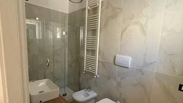 Dusche, Haartrockner, Bidet, HandtĂŒcher