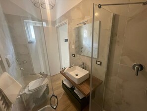 Dusj, hårføner, bidé og håndklær