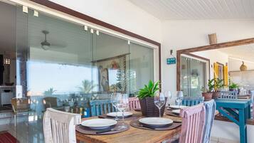 Deluxe House, 4 Bedrooms, Air conditioning, Beachside | Dining room