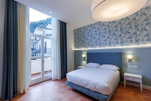 Escritorio, wifi gratis y ropa de cama