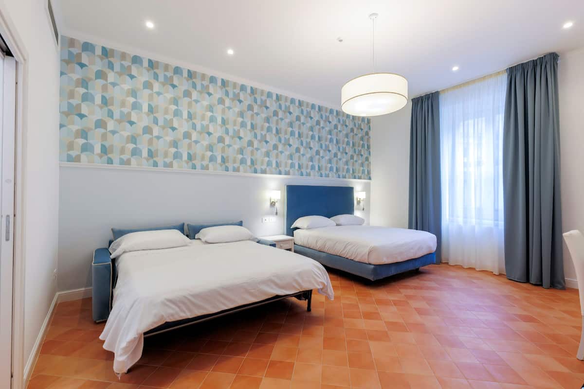 Habitación cuádruple clásica | Escritorio, wifi gratis y ropa de cama