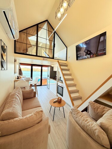 Charming 446 Tiny House 2-bedroom mobile home with AC, WiFi in delightful Zues