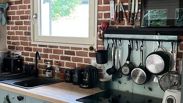 Réfrigérateur, micro-ondes, four, plaque de cuisson