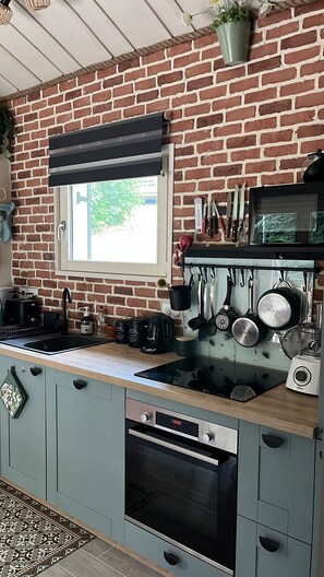 Réfrigérateur, four à micro-ondes, un four, surface de cuisson