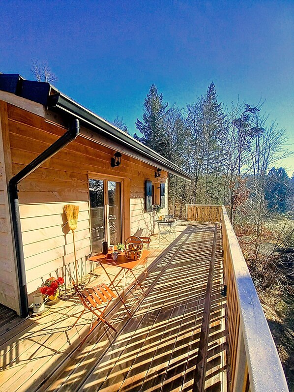 Outdoor dining - "EL BAYOU" cosy wooden cottage for 2 people on the edge of the forest (Le Chambon-sur-Lignon)