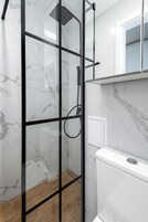 Comfort Apartment, City View | Bathroom | Shower, free toiletries, hair dryer, towels