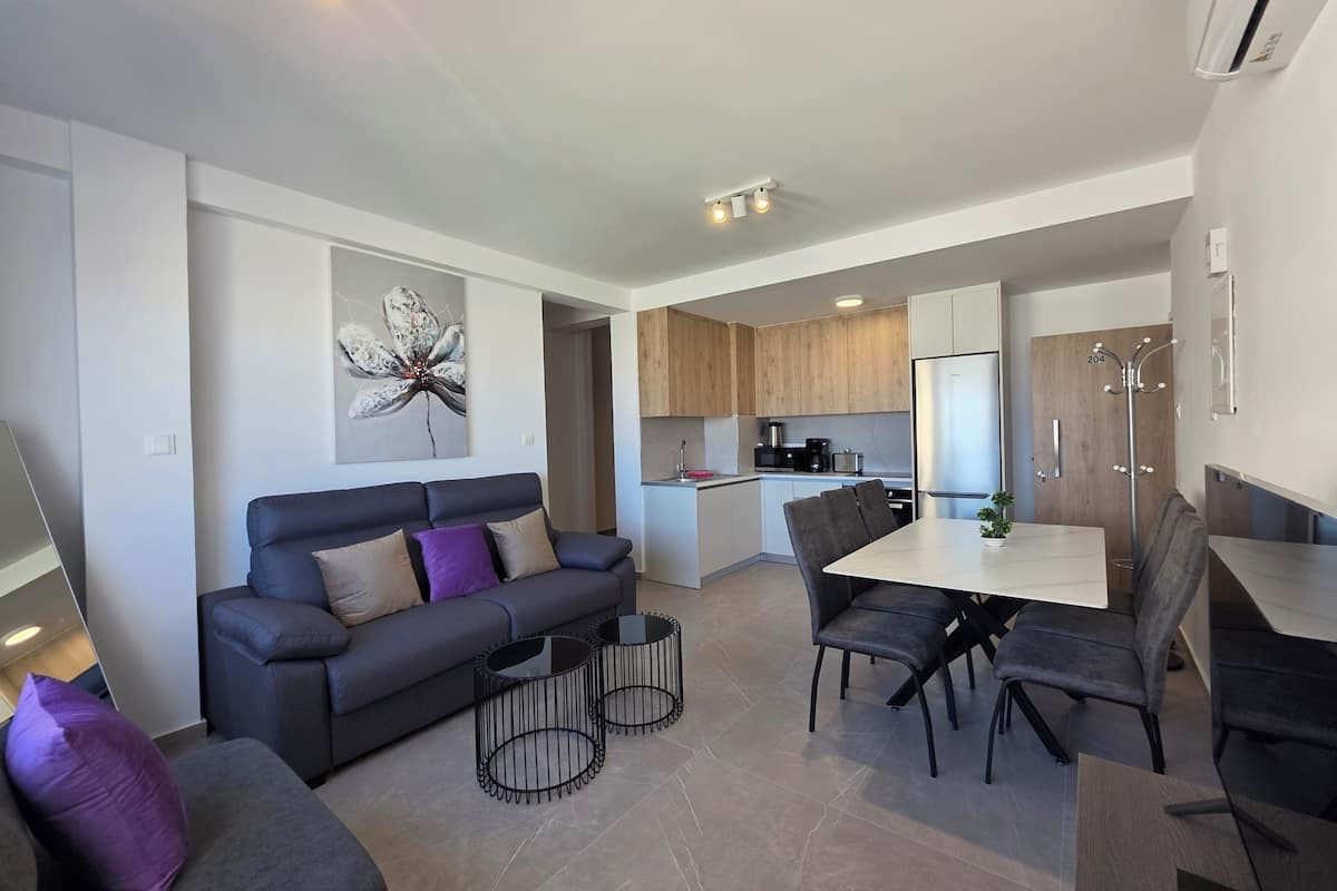Appartement Familial, vue partielle sur la mer | Coin séjour | TV connectée de 35 pouces avec chaînes numériques