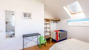 6 bedrooms, desk, free WiFi