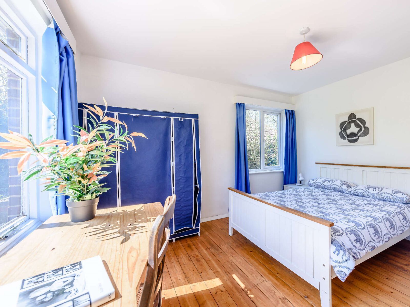 6 bedrooms, desk, travel cot, free WiFi