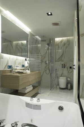 Amenidades de baño gratuitas, secadora de cabello, pantuflas, toallas 