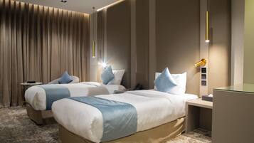 Twin Room | 1 bedroom, in-room safe, laptop workspace, blackout curtains