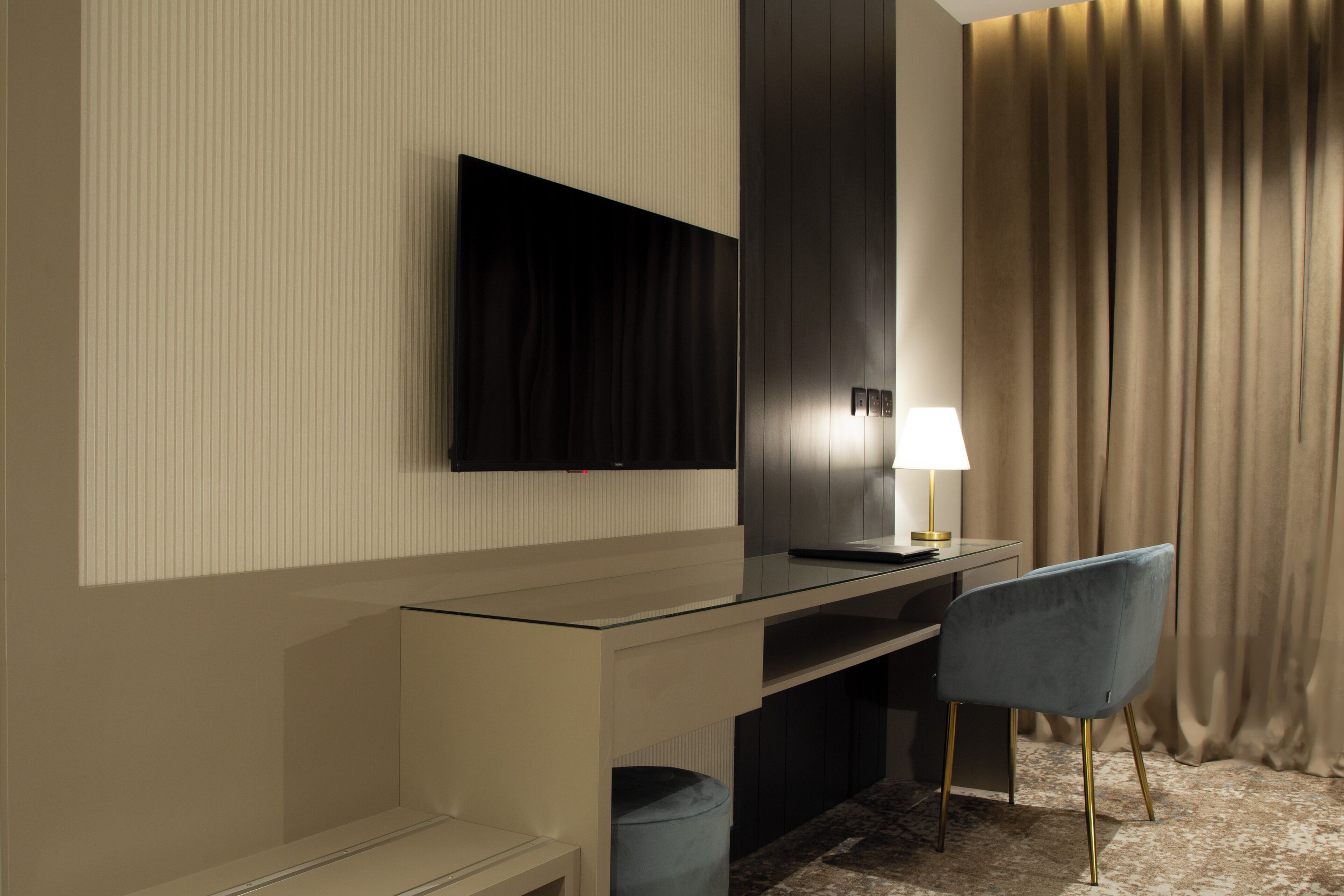 Zweibettzimmer | Zimmersafe, laptopgeeigneter Arbeitsplatz, Verdunkelungsvorhänge