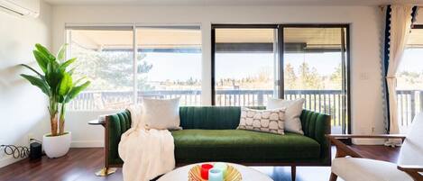 Fernseher, Kamin, Stereoanlage