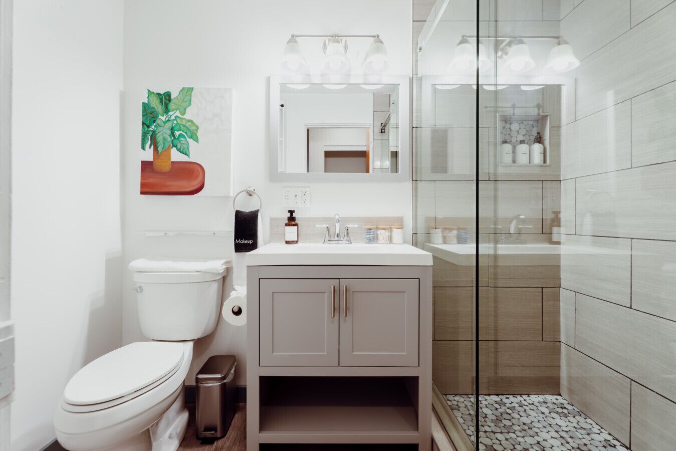 Een moderne badkamer met toilet, wastafel en douche.