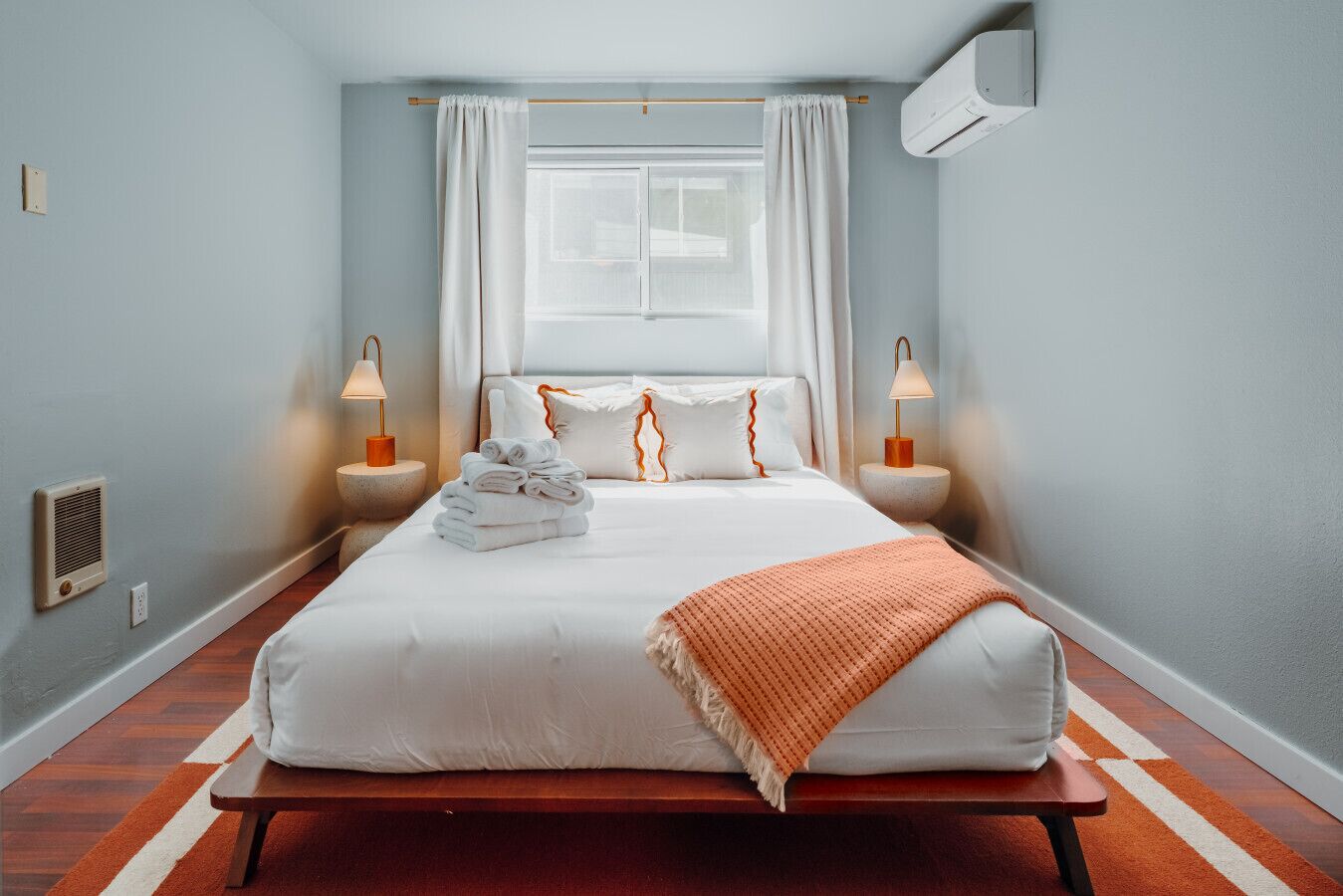 3 chambres, bureau, fer et planche à repasser, lit parapluie