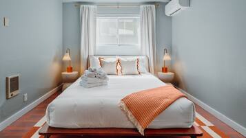 3 bedrooms, desk, iron/ironing board, travel cot