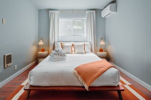 3 habitaciones, escritorio y tabla de planchar con plancha