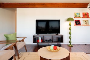 TV, fireplace, stereo