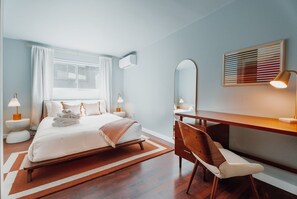 3 bedrooms, desk, iron/ironing board, travel crib