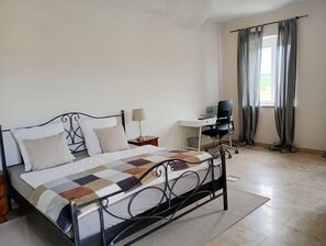2 Schlafzimmer, Schreibtisch, Bügeleisen/Bügelbrett, Reisekinderbett