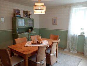 Dining - Large exclusive country house apartment with 2 bedrooms, private entrance and garage (Leiblfing)