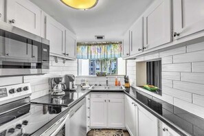 Geladeira, micro-ondas, fogão, cooktop