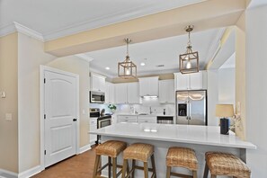 Fridge, microwave, oven, stovetop - Beautiful Reserve Townhouse - FLETC Welcome! (Saint Simons Island)