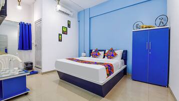 Escritorio, espacio para trabajar con laptop y wifi gratis