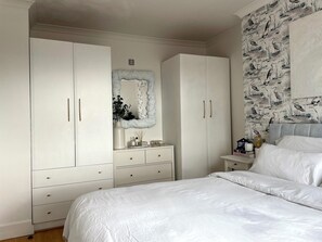1 habitación, escritorio, tabla de planchar con plancha y wifi