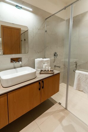 Buồng tắm vòi sen, dép đi trong nhà, khăn tắm, xà phòng 