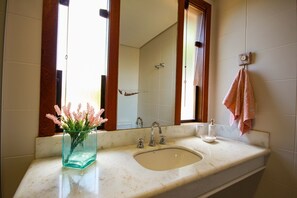 Casa Deluxe, 5 habitaciones, aire acondicionado | Baño | Regadera, secadora de cabello, toallas, papel de baño 